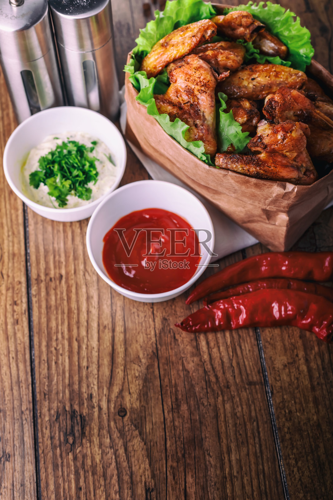 美味的烤鸡翅配大蒜和番茄酱照片摄影图片