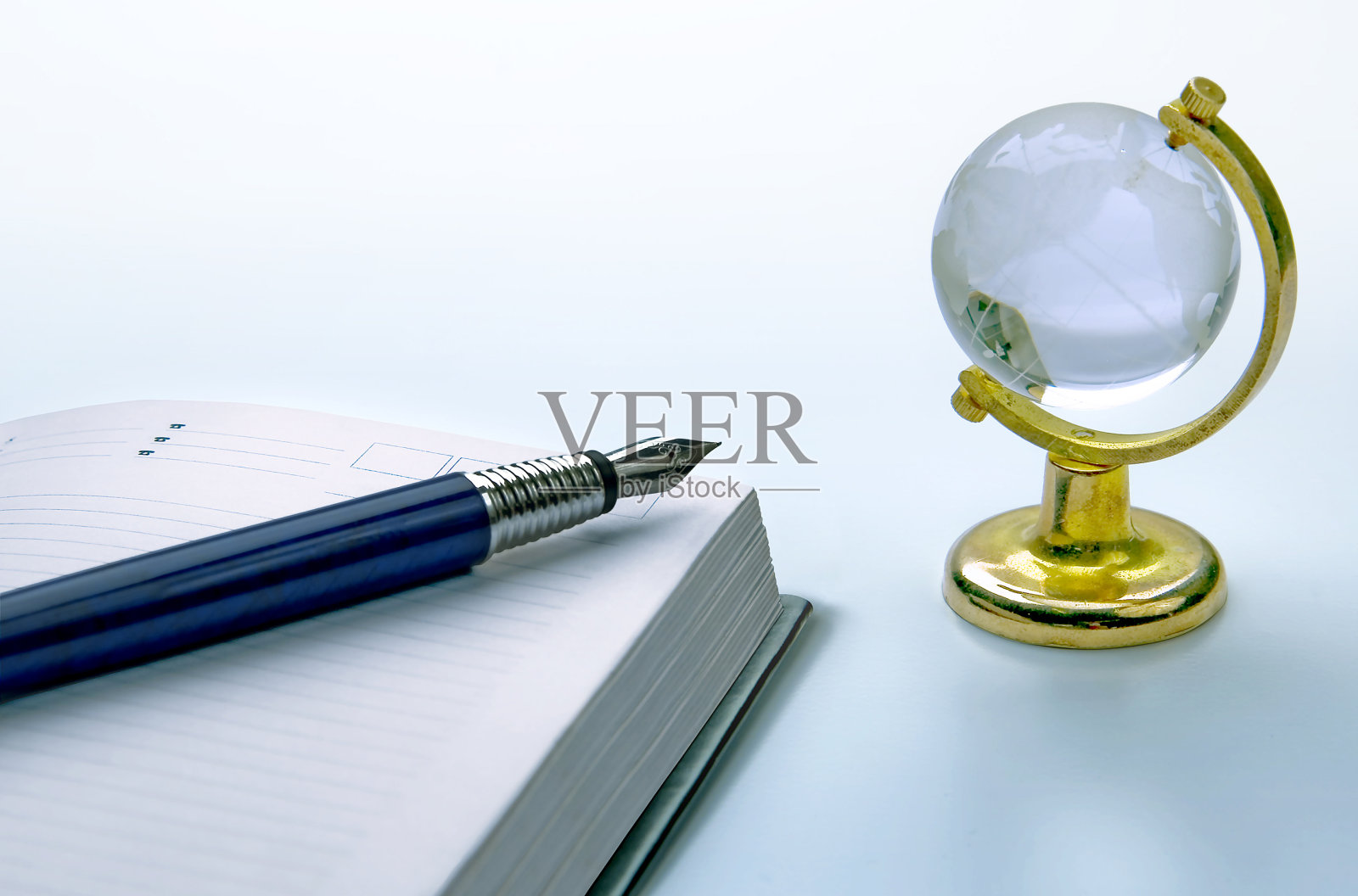 笔记本和笔，地球仪照片摄影图片