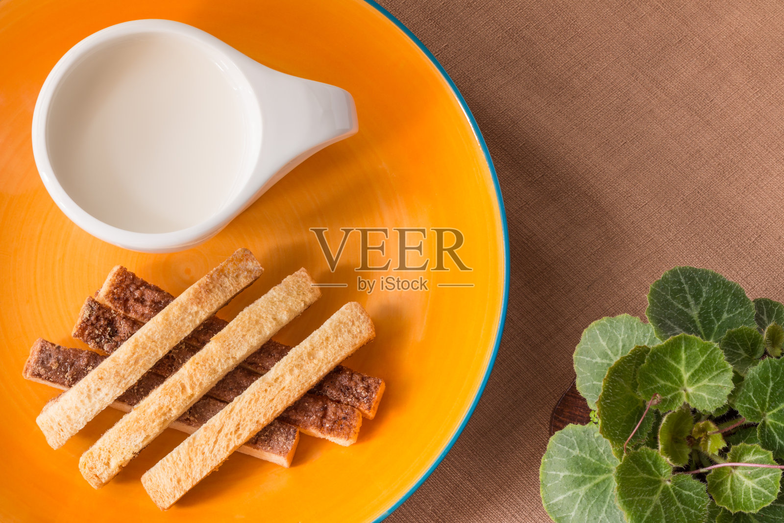 橙子瓷盘里的脆片面包照片摄影图片