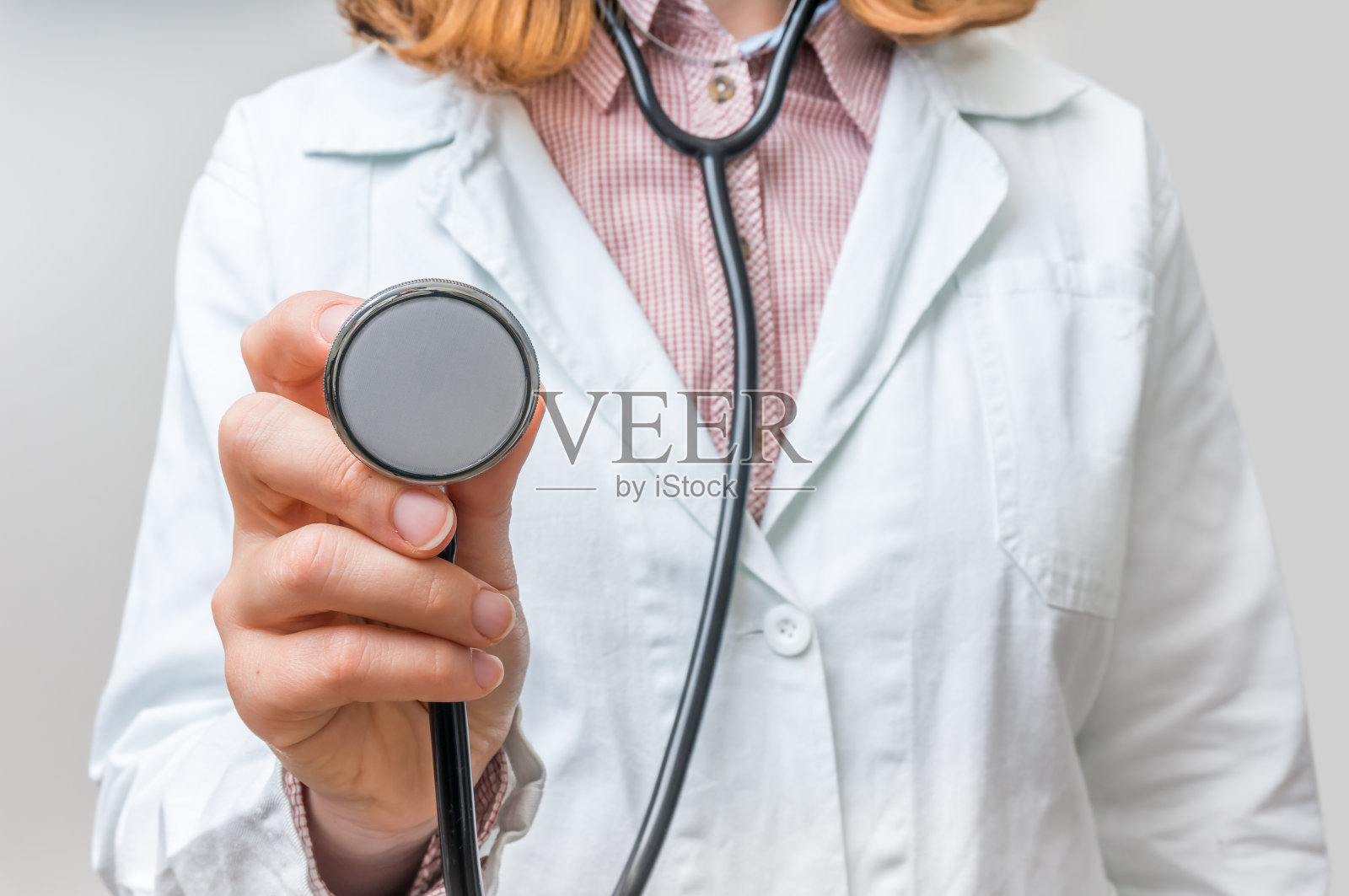 女性医生的特写与听诊器在手中照片摄影图片