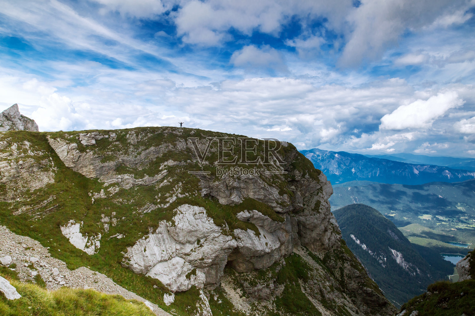 山里的旅行者或徒步旅行者照片摄影图片
