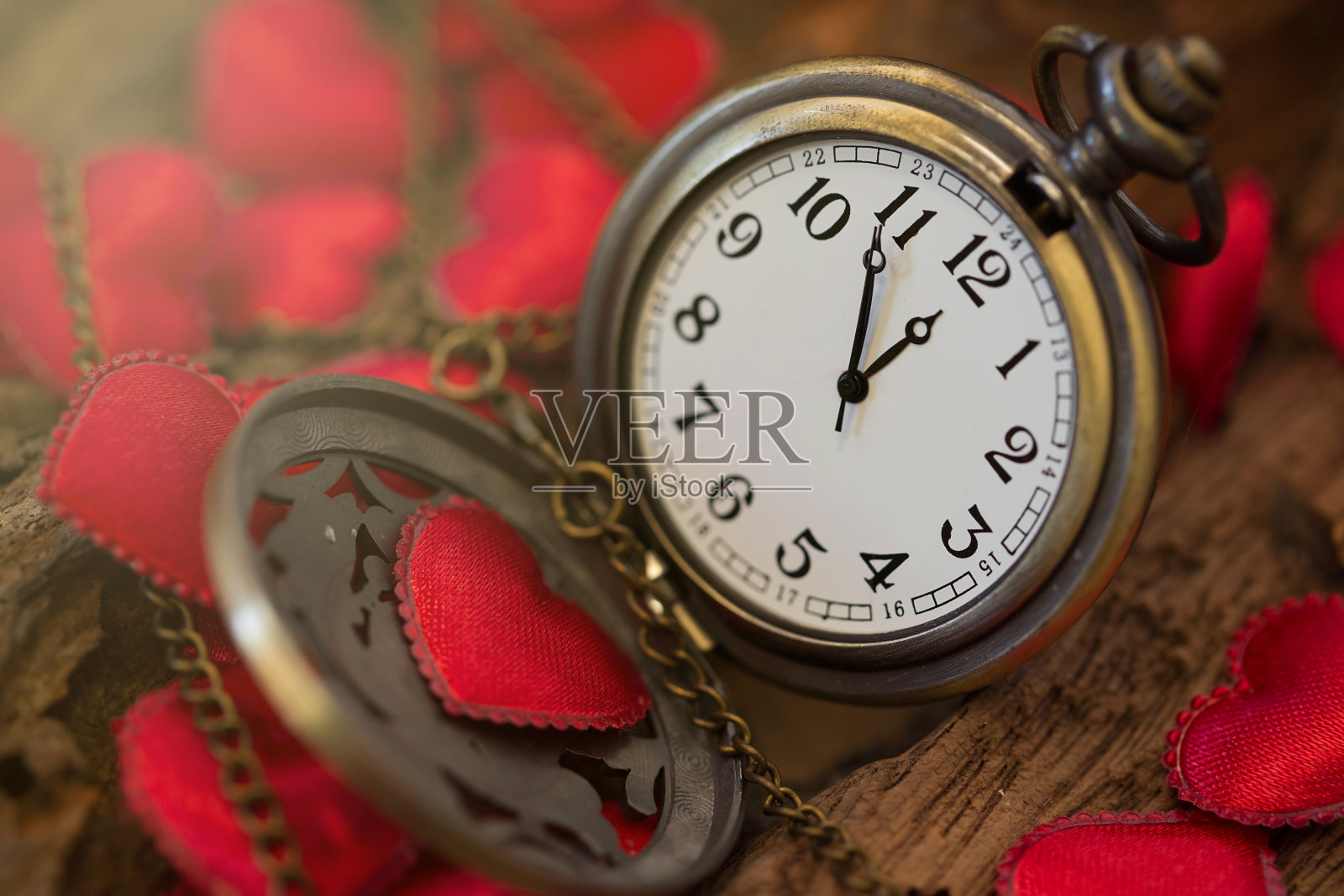 旧木头上的古董怀表照片摄影图片