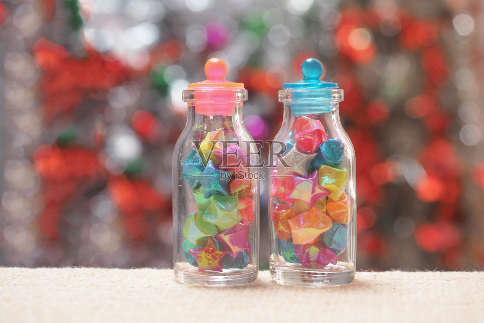 五颜六色的星星纸打在玻璃上照片摄影图片