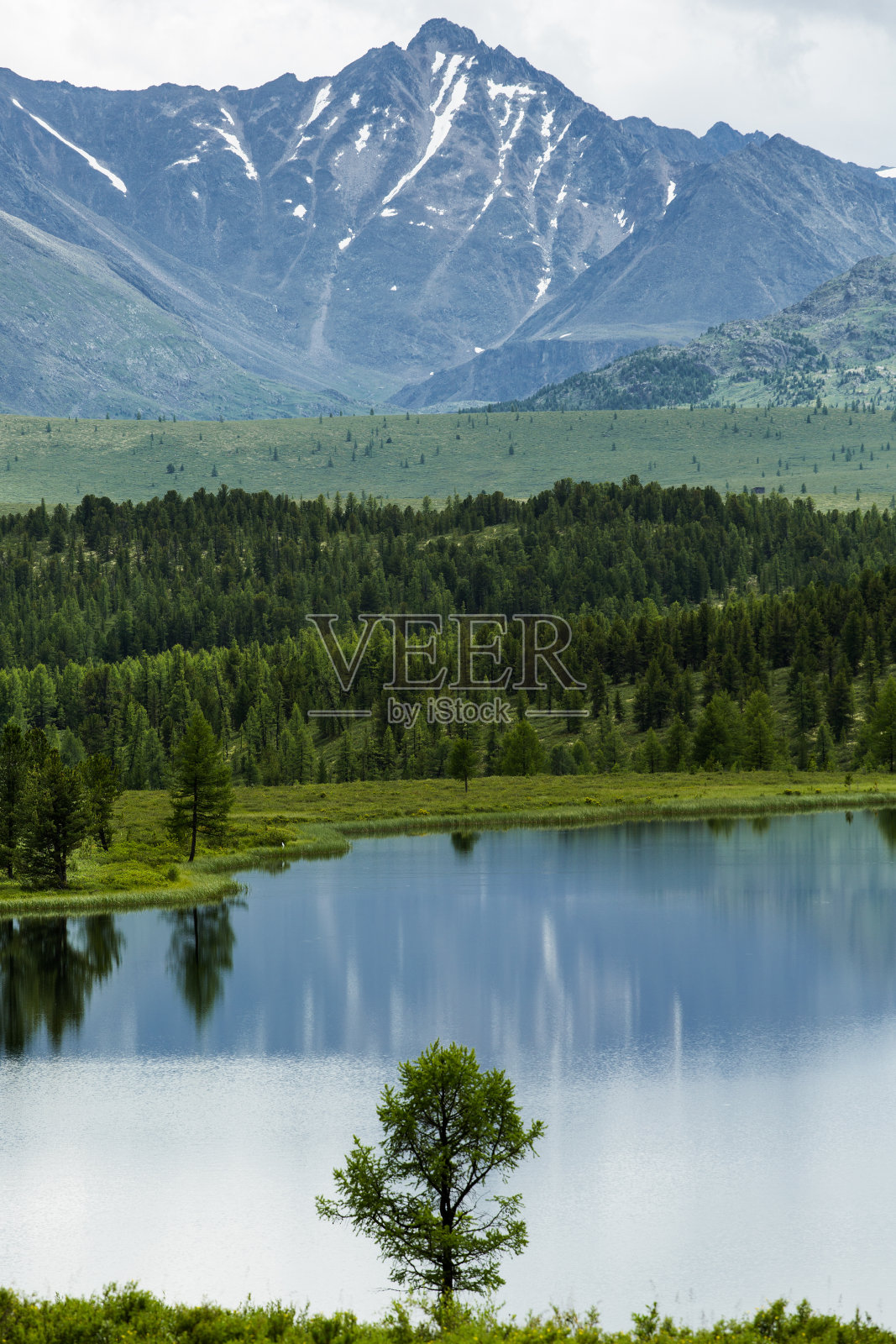 美丽的风景。山脉、湖泊和森林。照片摄影图片