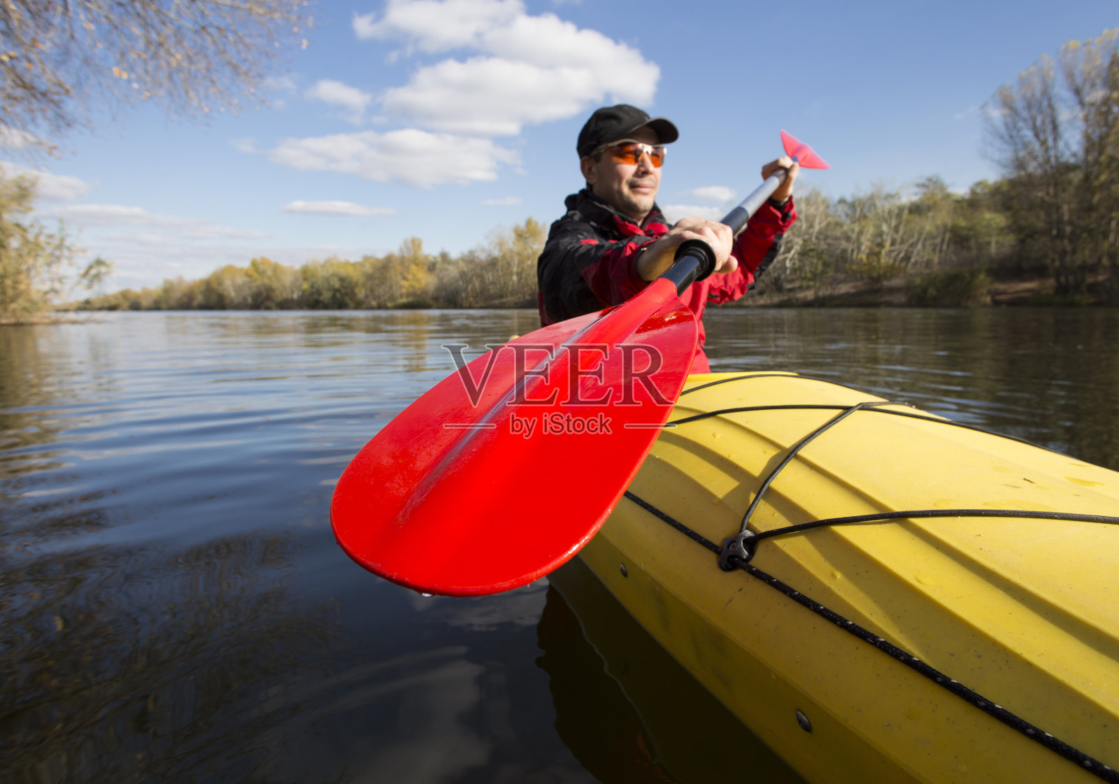 在海滩上露营。照片摄影图片