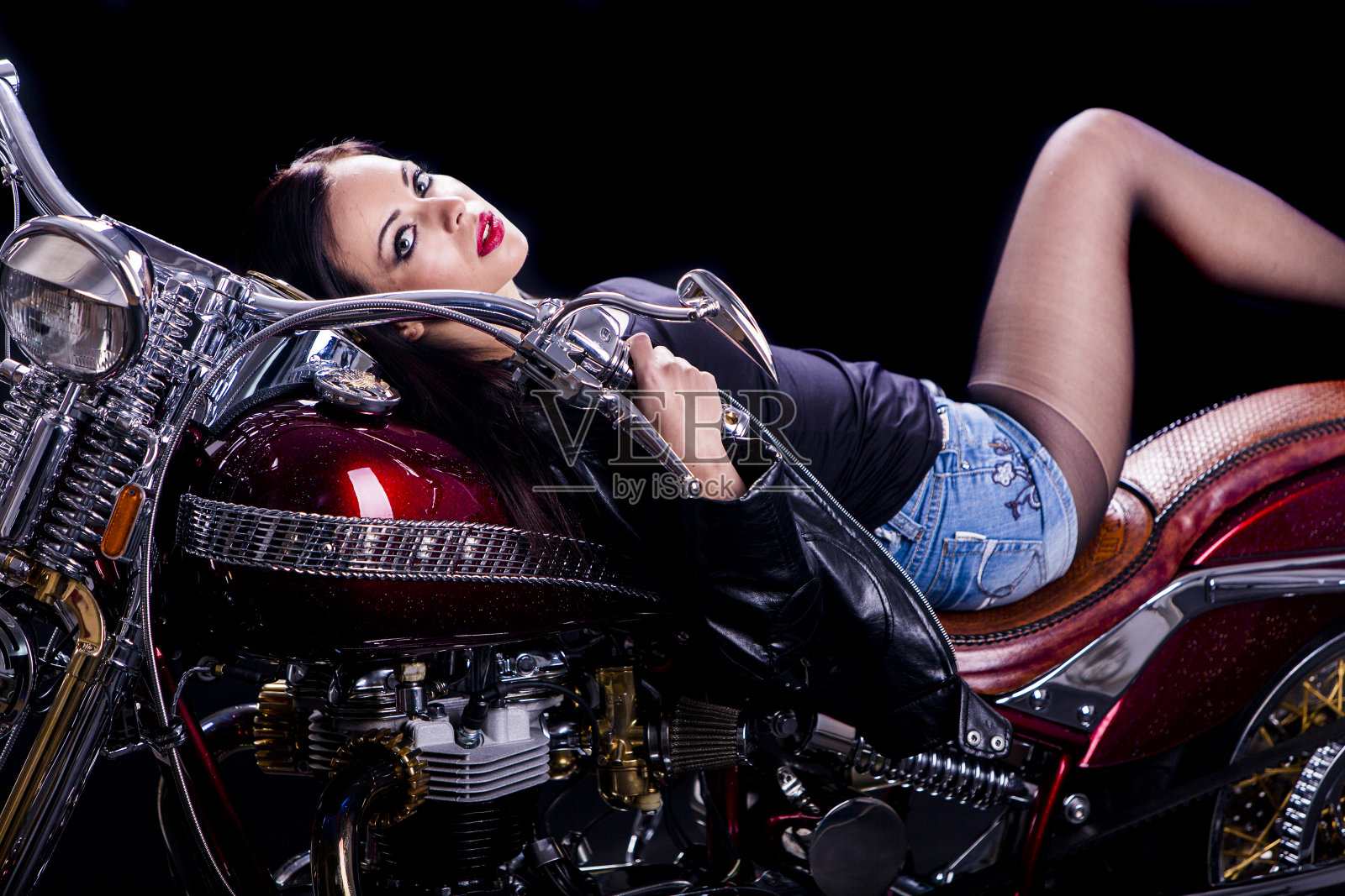 骑摩托车的年轻女子照片摄影图片