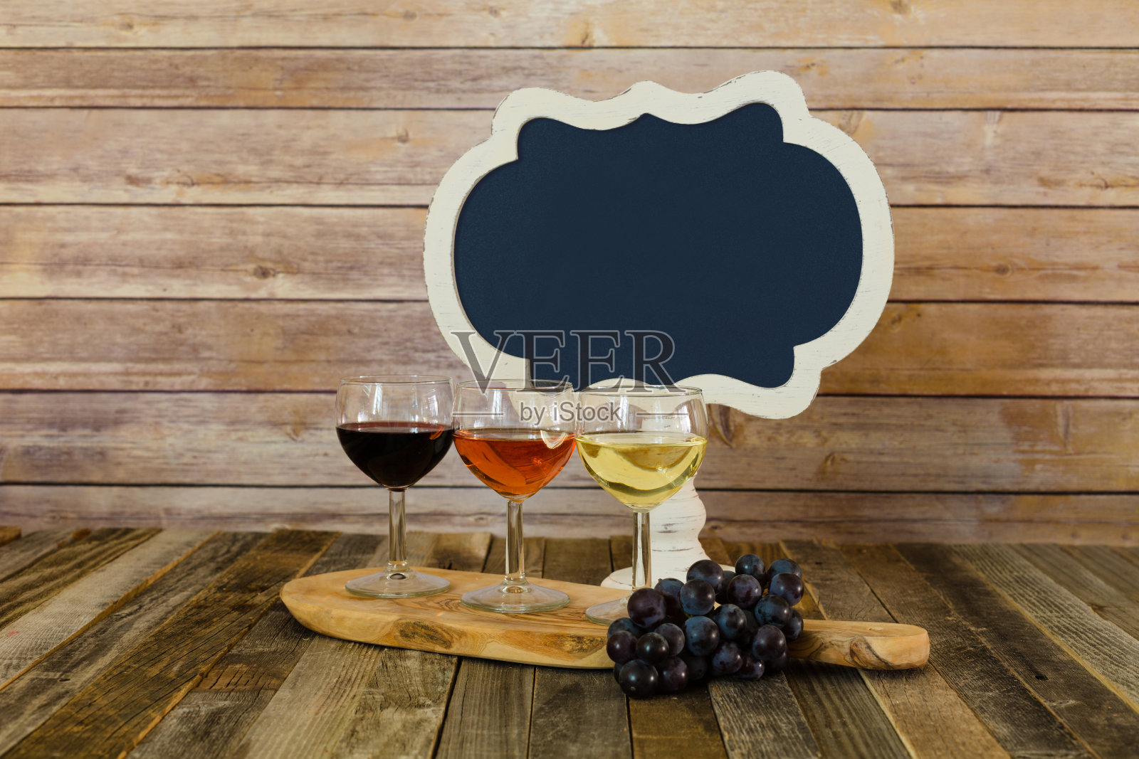 葡萄酒飞行与空白的黑板和葡萄照片摄影图片