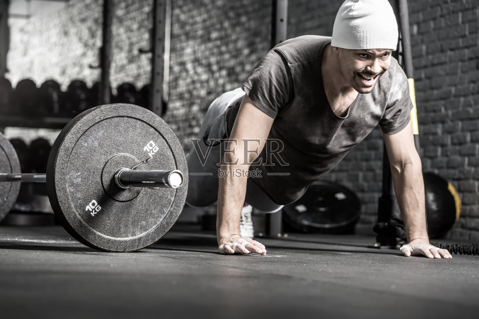 在健身房做俯卧撑照片摄影图片