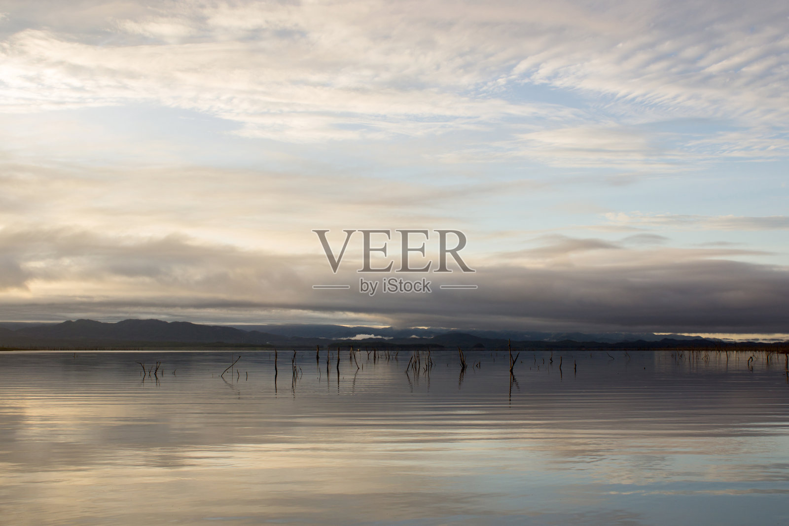 蓝天，山川，湖水照片摄影图片
