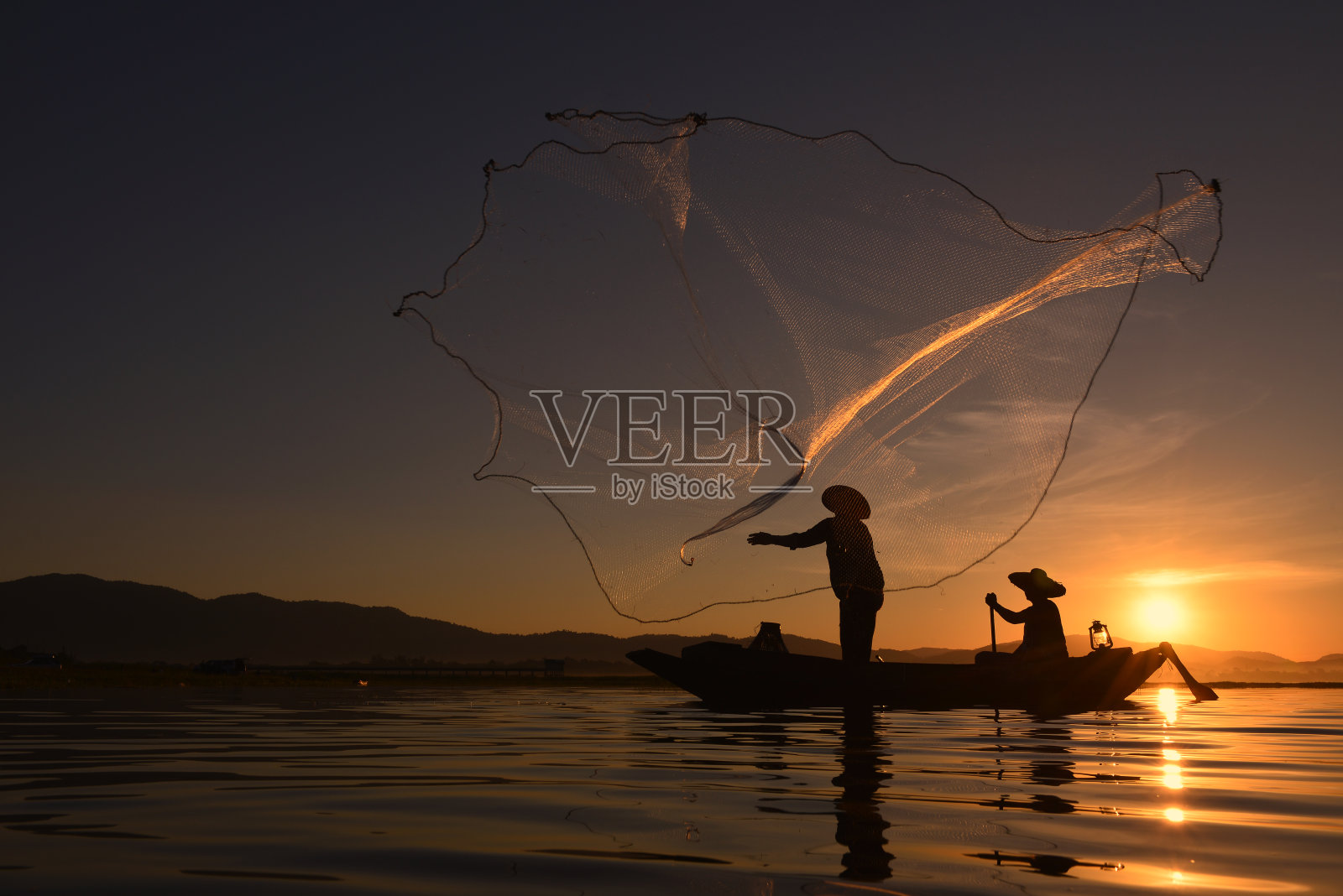 渔夫泰国河上和日出。照片摄影图片