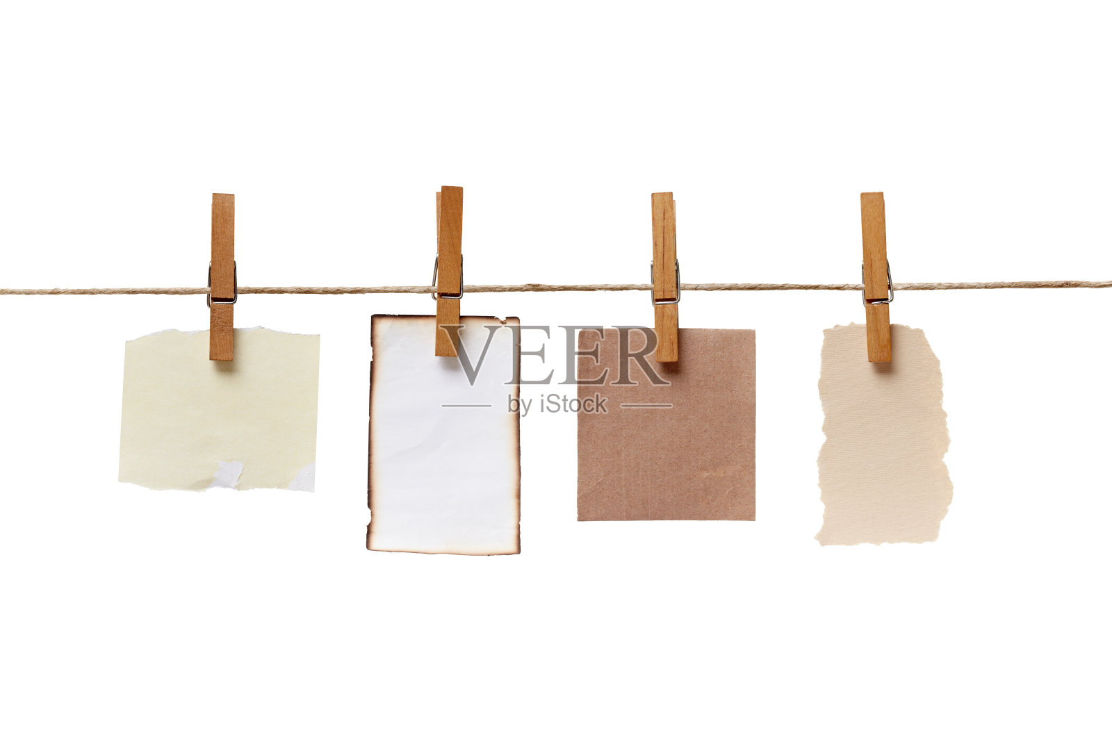 衣夹和衣绳上的纸条照片摄影图片