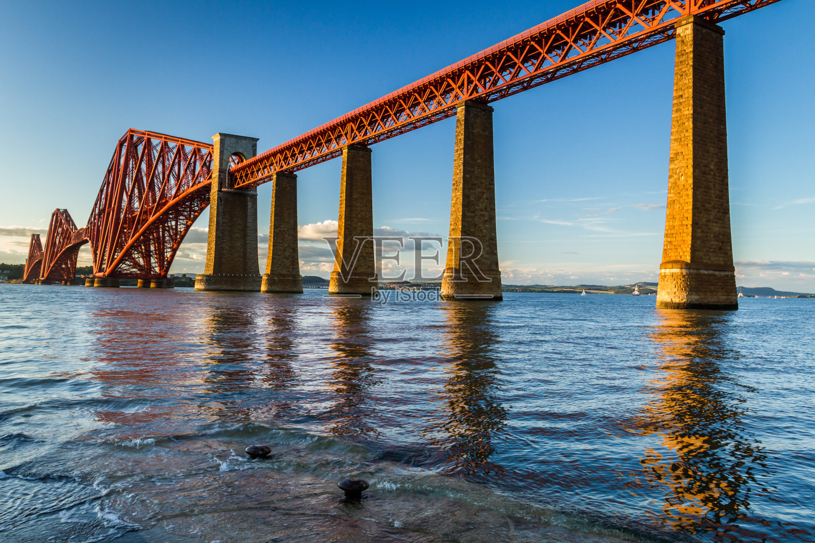 苏格兰的日落和福斯公路桥照片摄影图片
