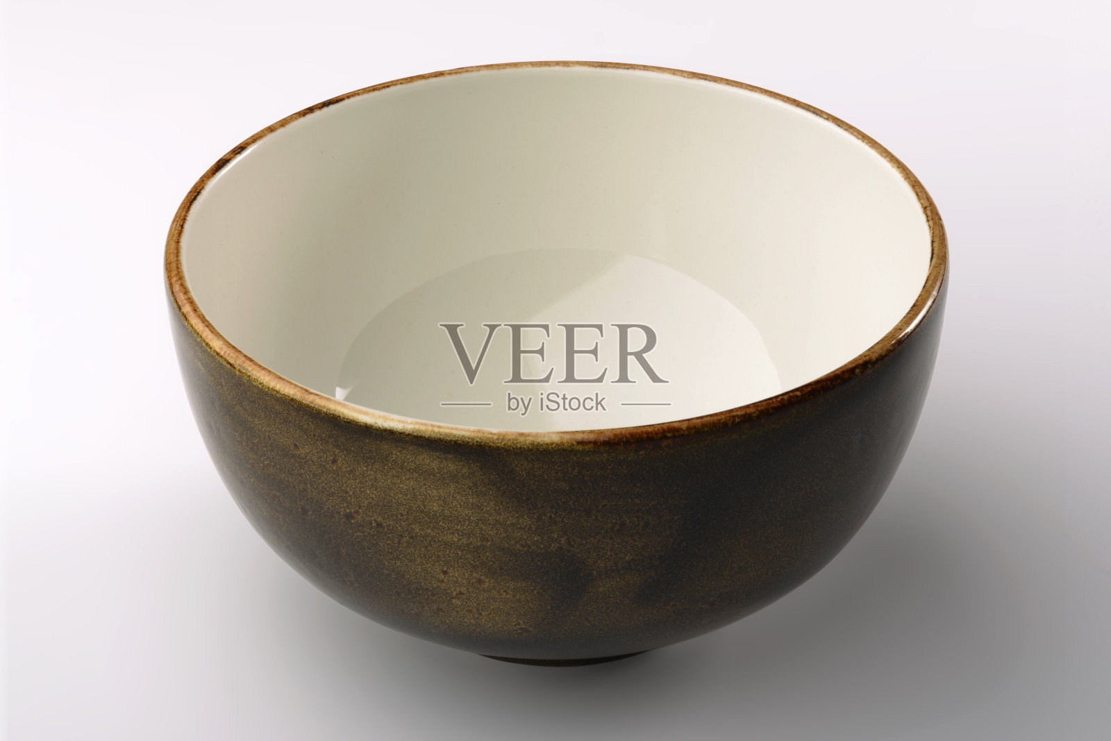 纯朴的棕色中国碗孤立在白色背景上照片摄影图片