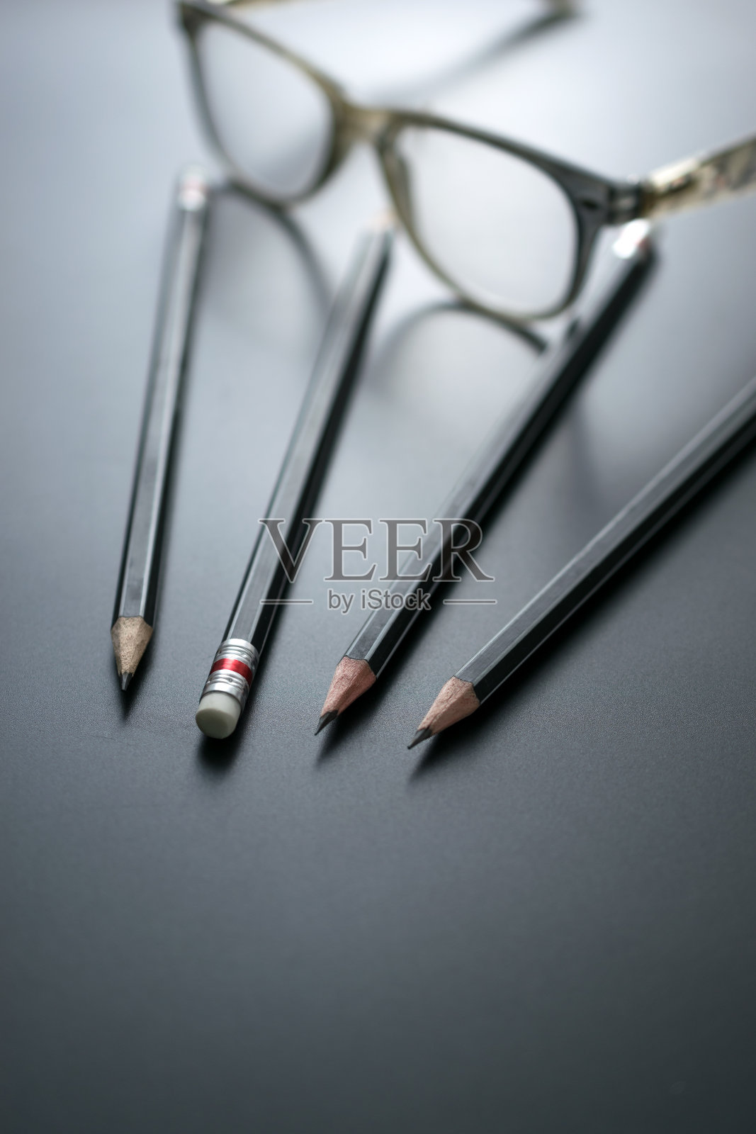 黑板上的一组铅笔专注于橡皮擦，照片摄影图片