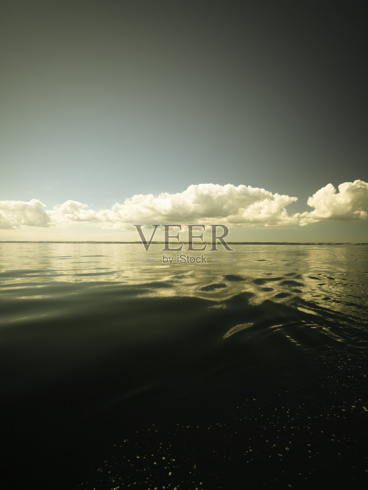 美丽的海景，傍晚，海平线和天空。照片摄影图片