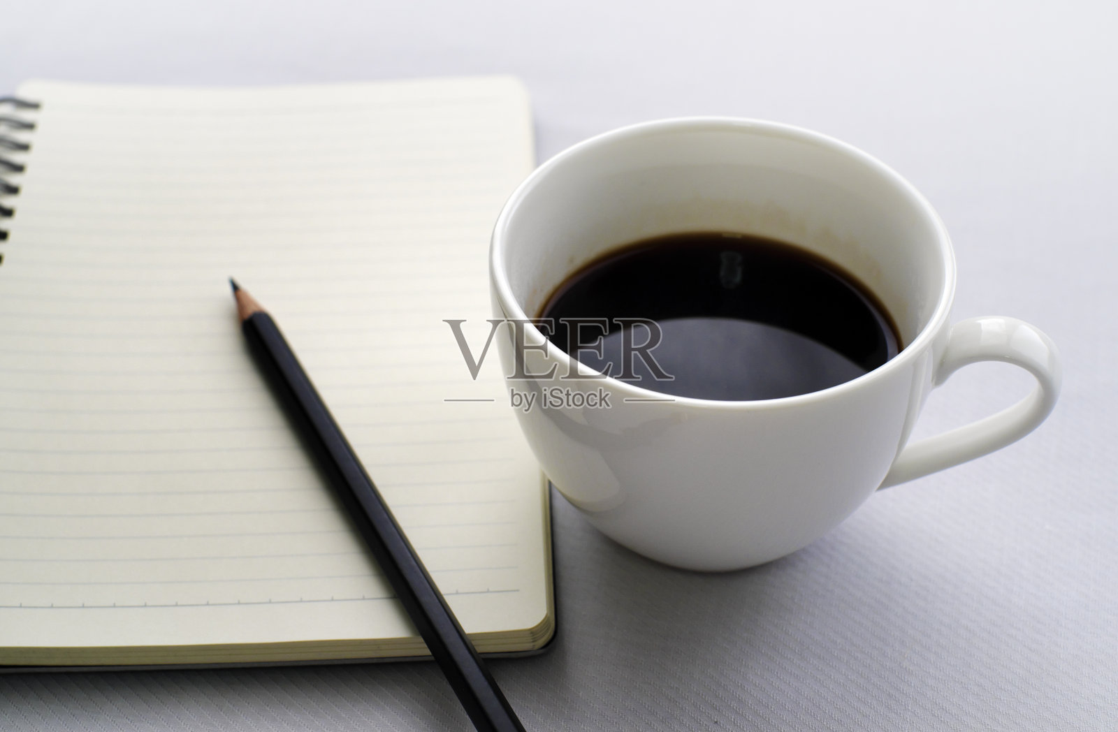 白杯咖啡，日记本和铅笔照片摄影图片