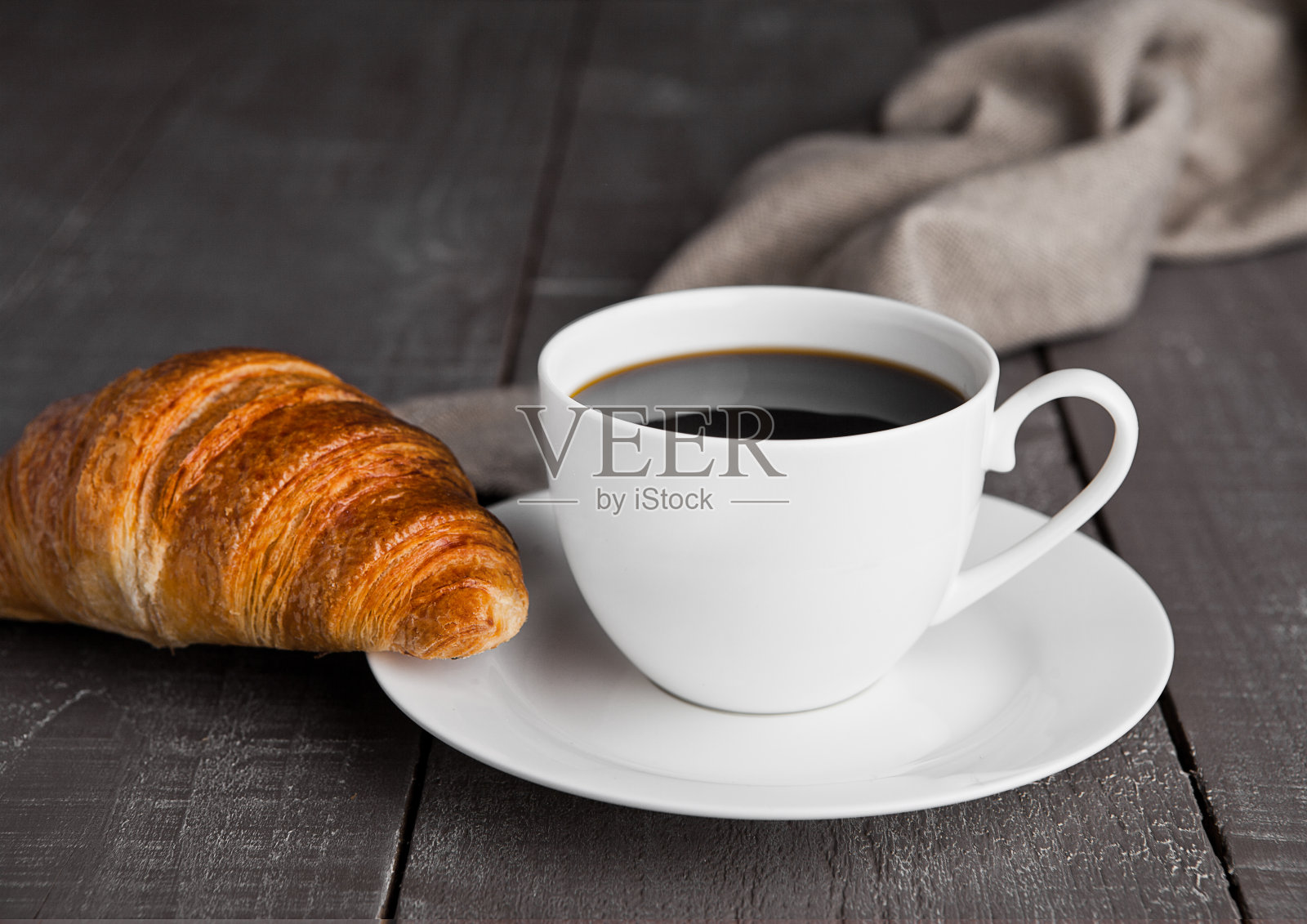 早餐是一杯黑咖啡和羊角面包照片摄影图片