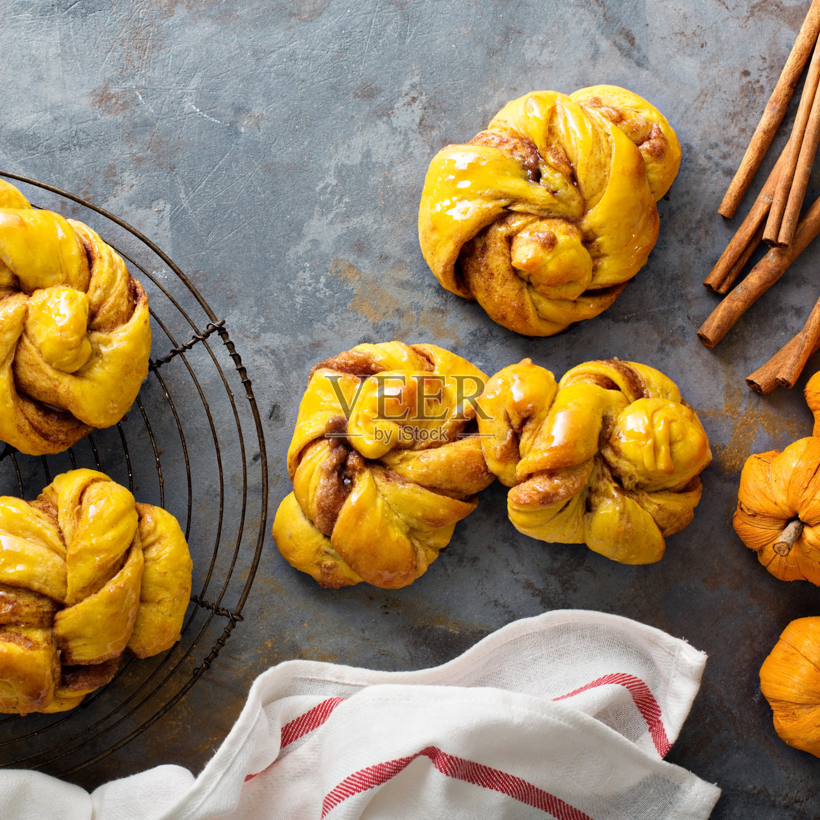 南瓜肉桂酵母结照片摄影图片