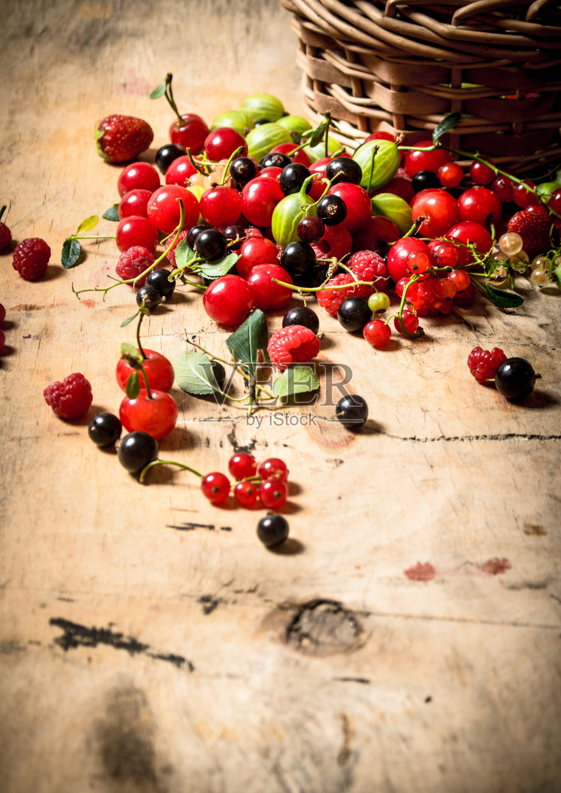 篮子和浆果。在木桌上。照片摄影图片