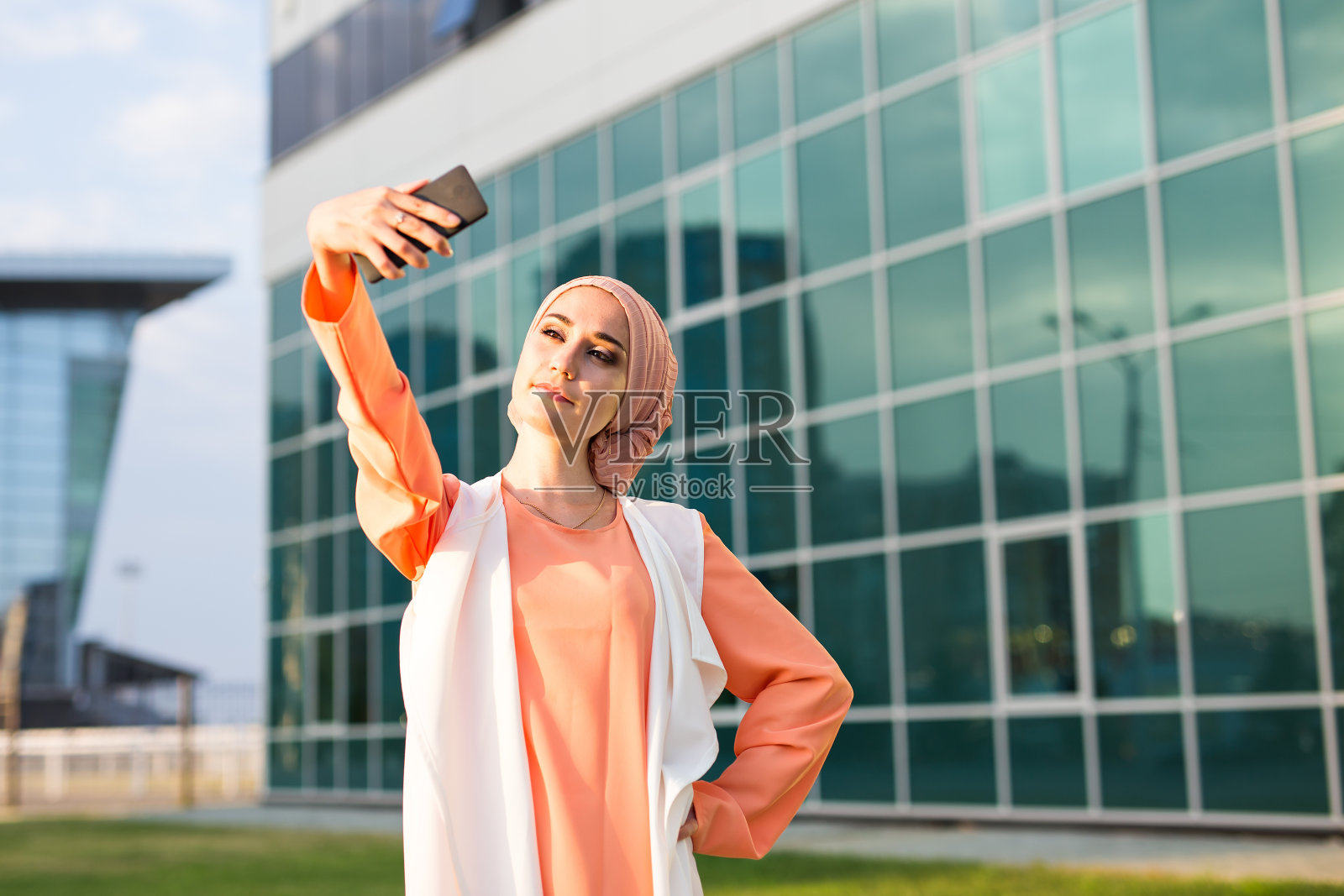 戴着头巾的穆斯林妇女在户外自拍照片摄影图片
