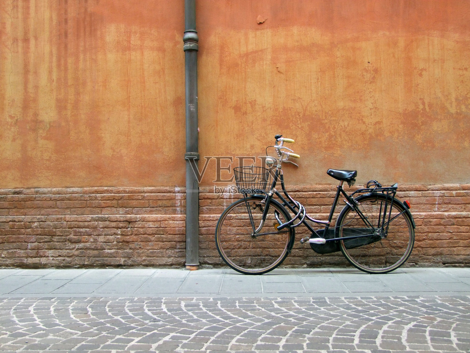 孤立的黑人女士的自行车照片摄影图片