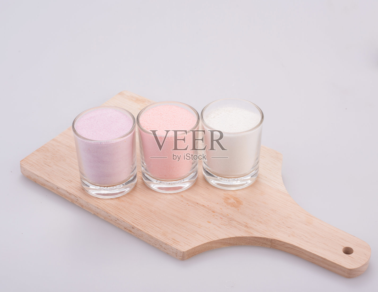 粉末状放在白色背景的小玻璃切菜板上。照片摄影图片