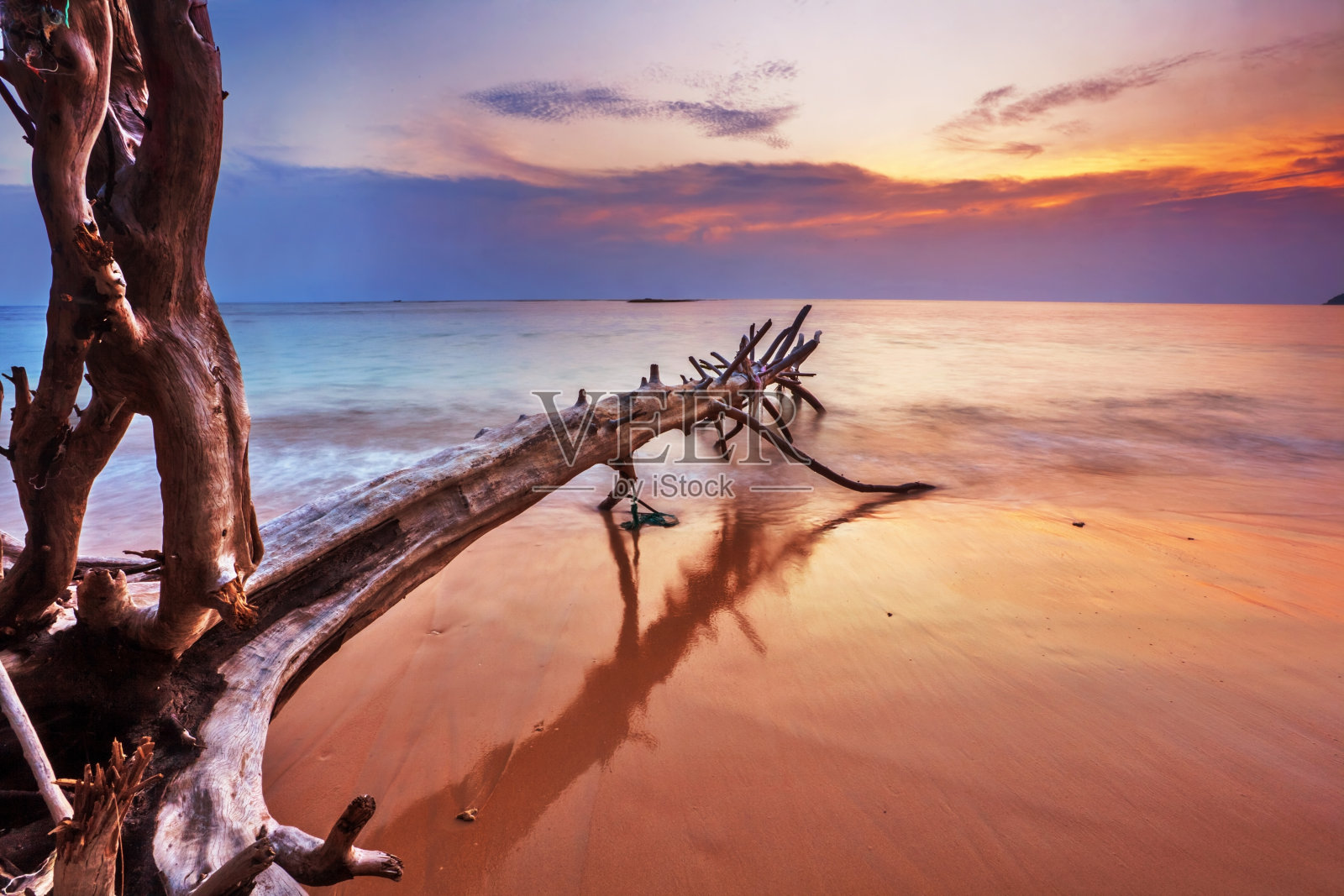 日落时分的热带海滩。照片摄影图片