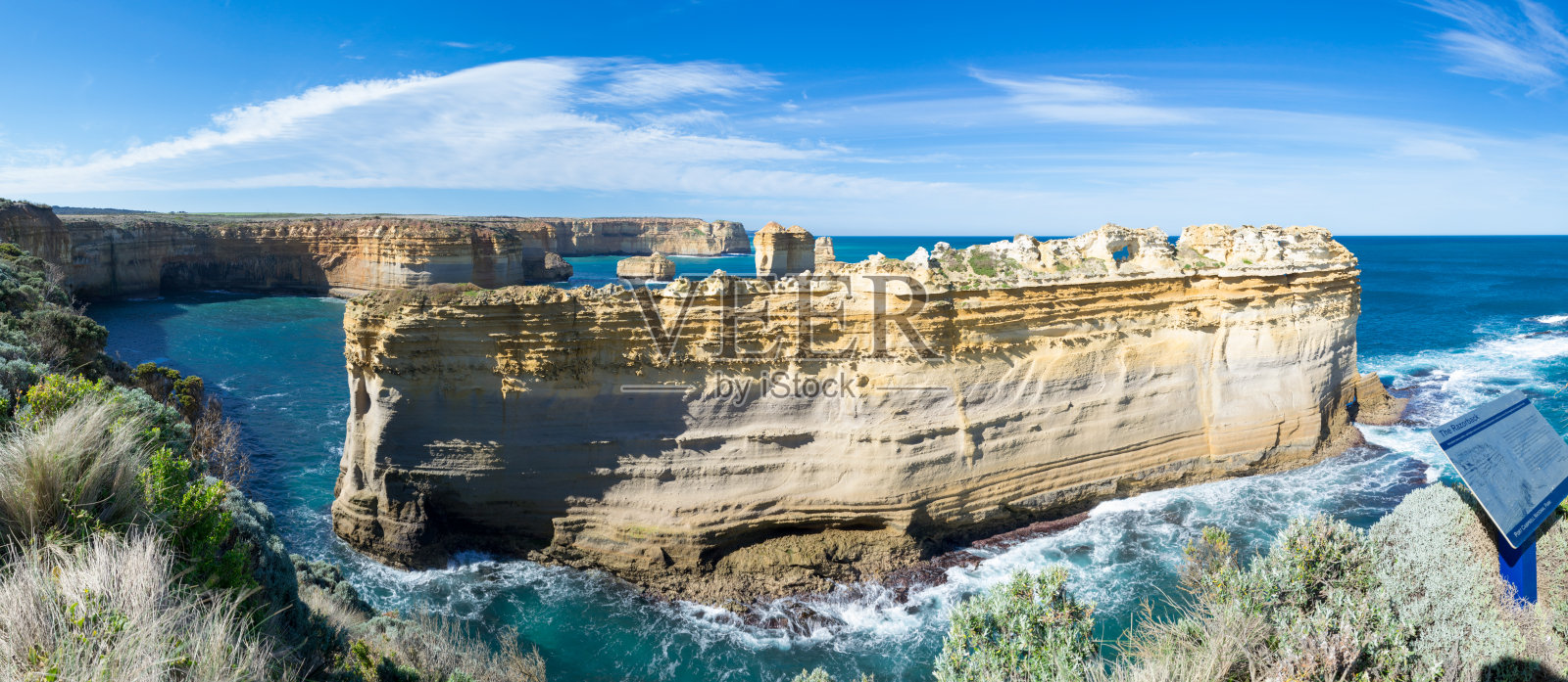 在大洋路旁的海边，有哨兵岩照片摄影图片