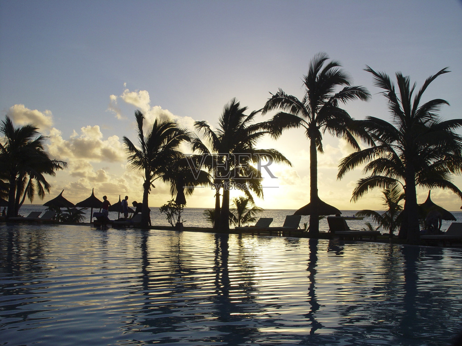 毛里求斯岛海滩上的日落照片摄影图片