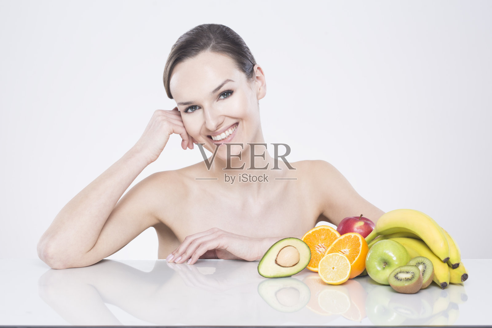 坐在异国水果旁边的女人照片摄影图片