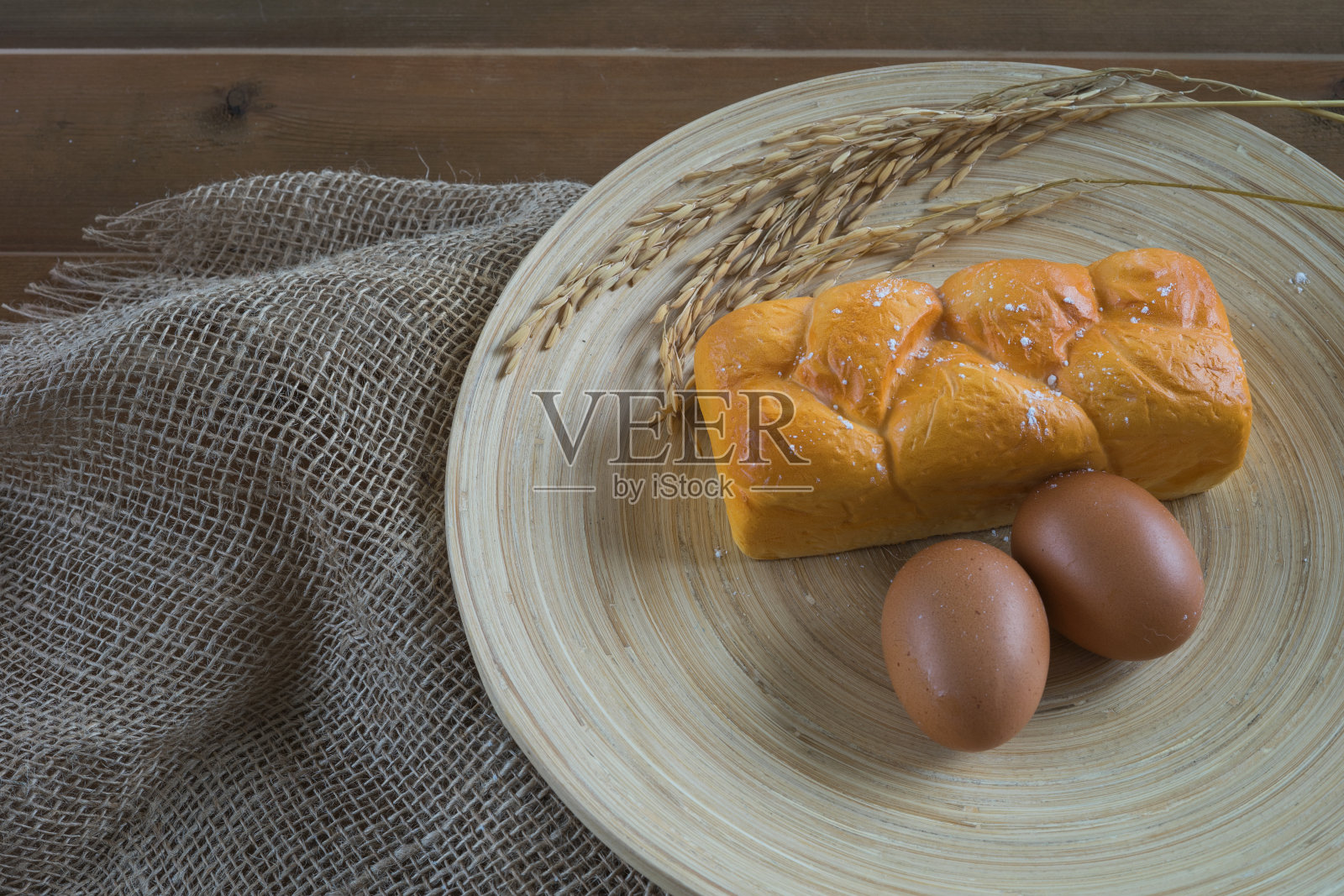 面包放在案板照片摄影图片