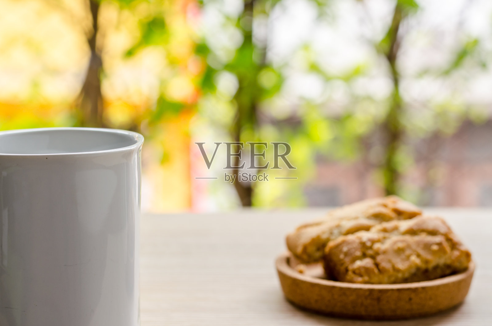 木桌上放着一杯咖啡和松果照片摄影图片