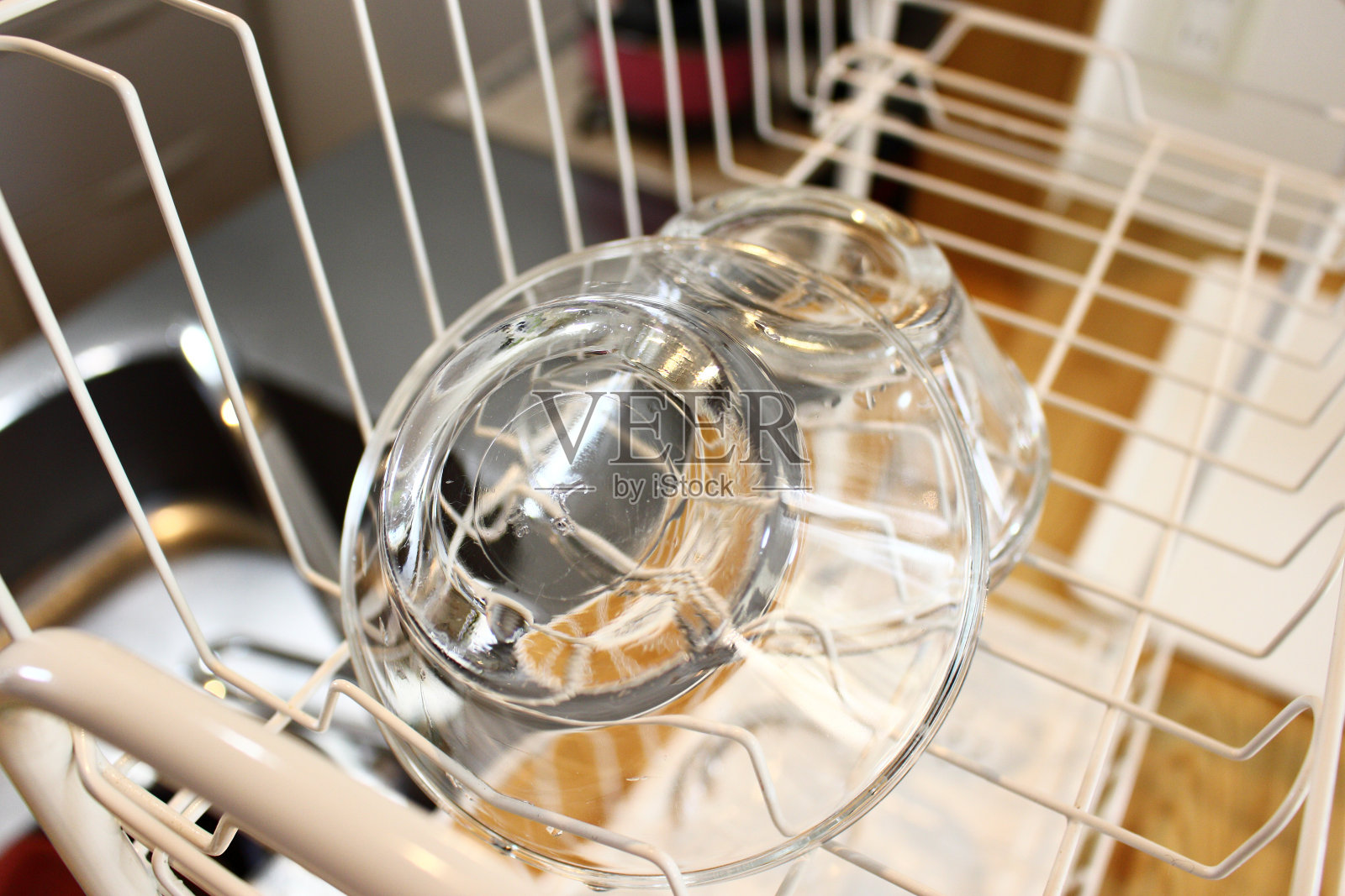在厨房的碗碟架上，玻璃杯正在晾干照片摄影图片