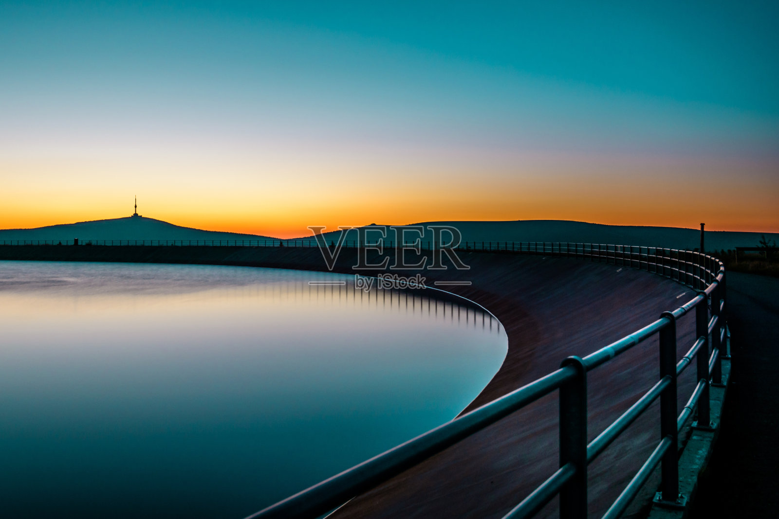 日出的捷克山耶塞尼克照片摄影图片