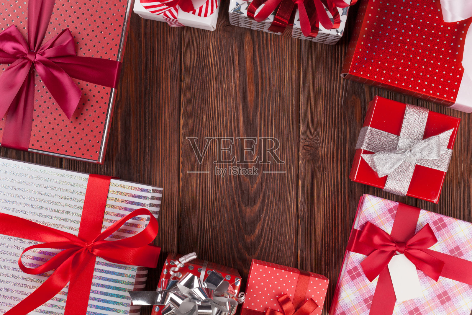 木桌上放着礼品盒照片摄影图片