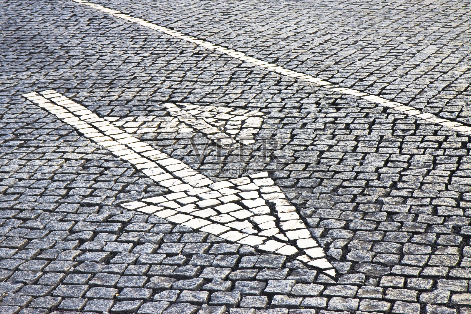 白色箭头在石头路上照片摄影图片