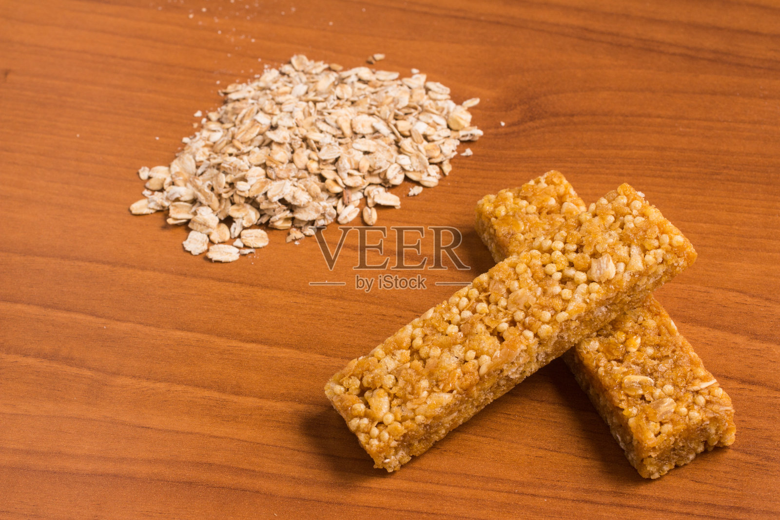 牛奶什锦早餐谷物棒。营养，燕麦，蛋白质棒。照片摄影图片