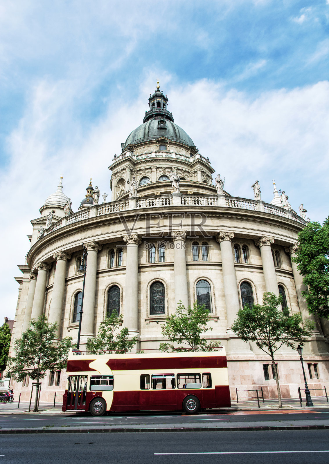 不是布达佩斯的斯蒂芬大教堂和观光巴士照片摄影图片