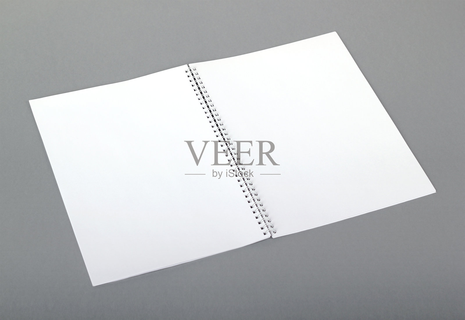 灰色背景上空白的白色小册子照片摄影图片