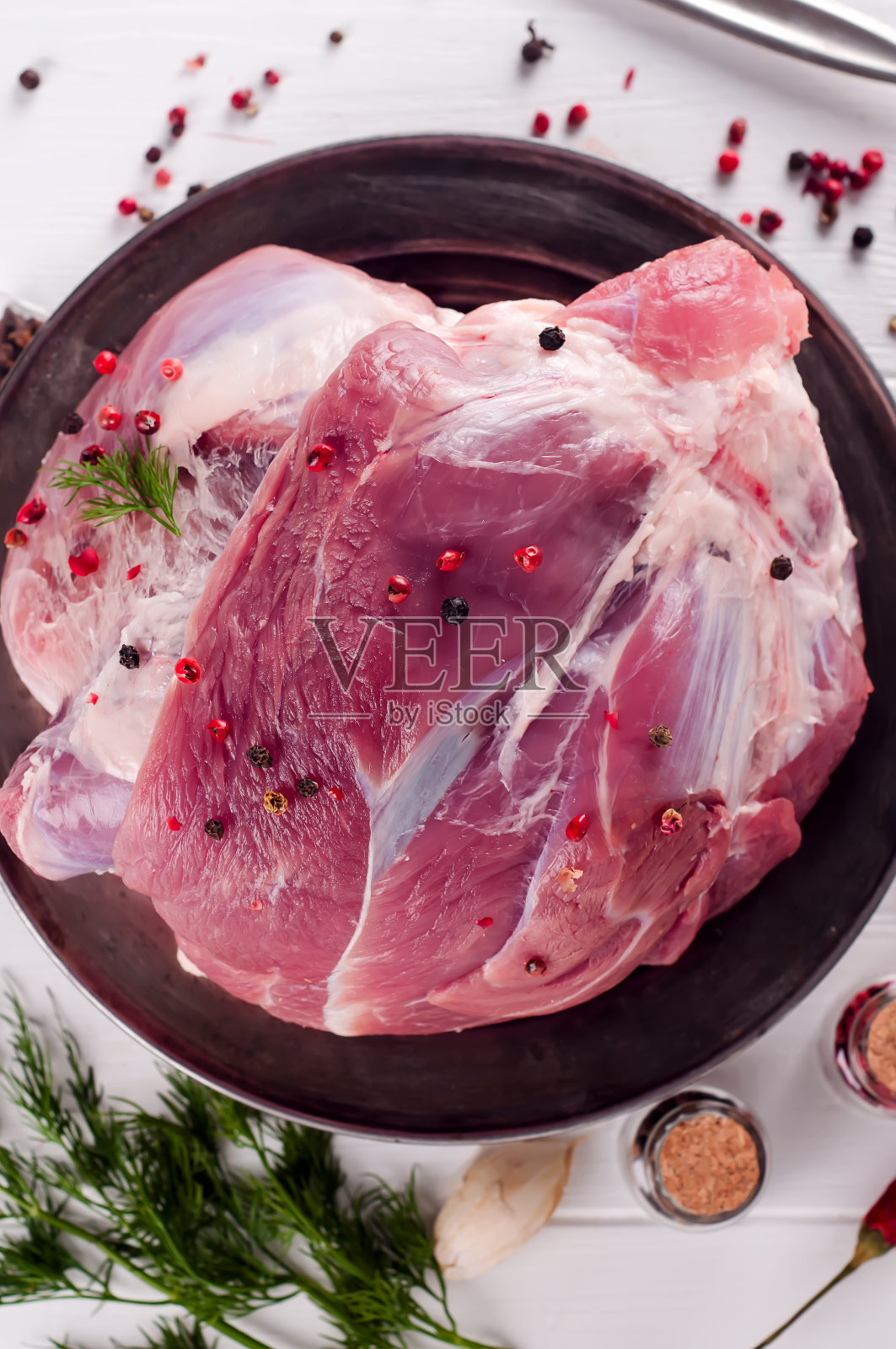 生而多汁的肉放在铁板上照片摄影图片