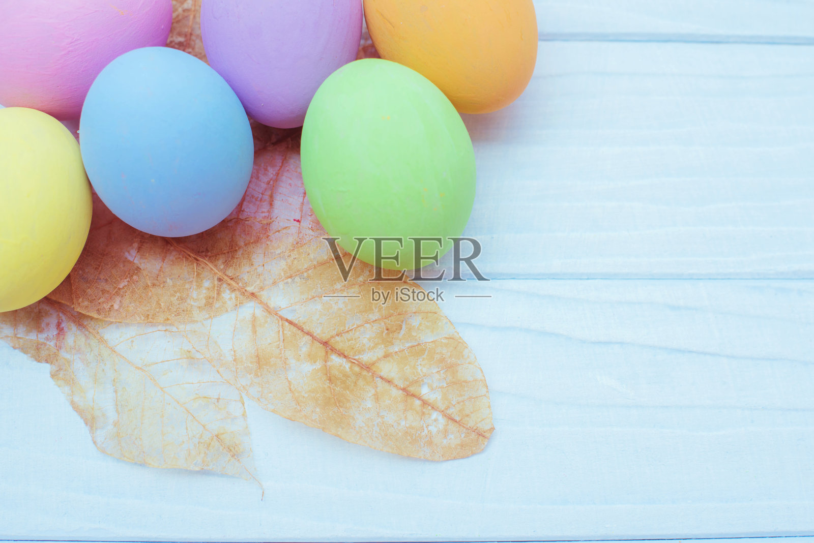 色彩鲜艳的彩蛋。复活节彩蛋背景。具有彩色滤镜效果照片摄影图片