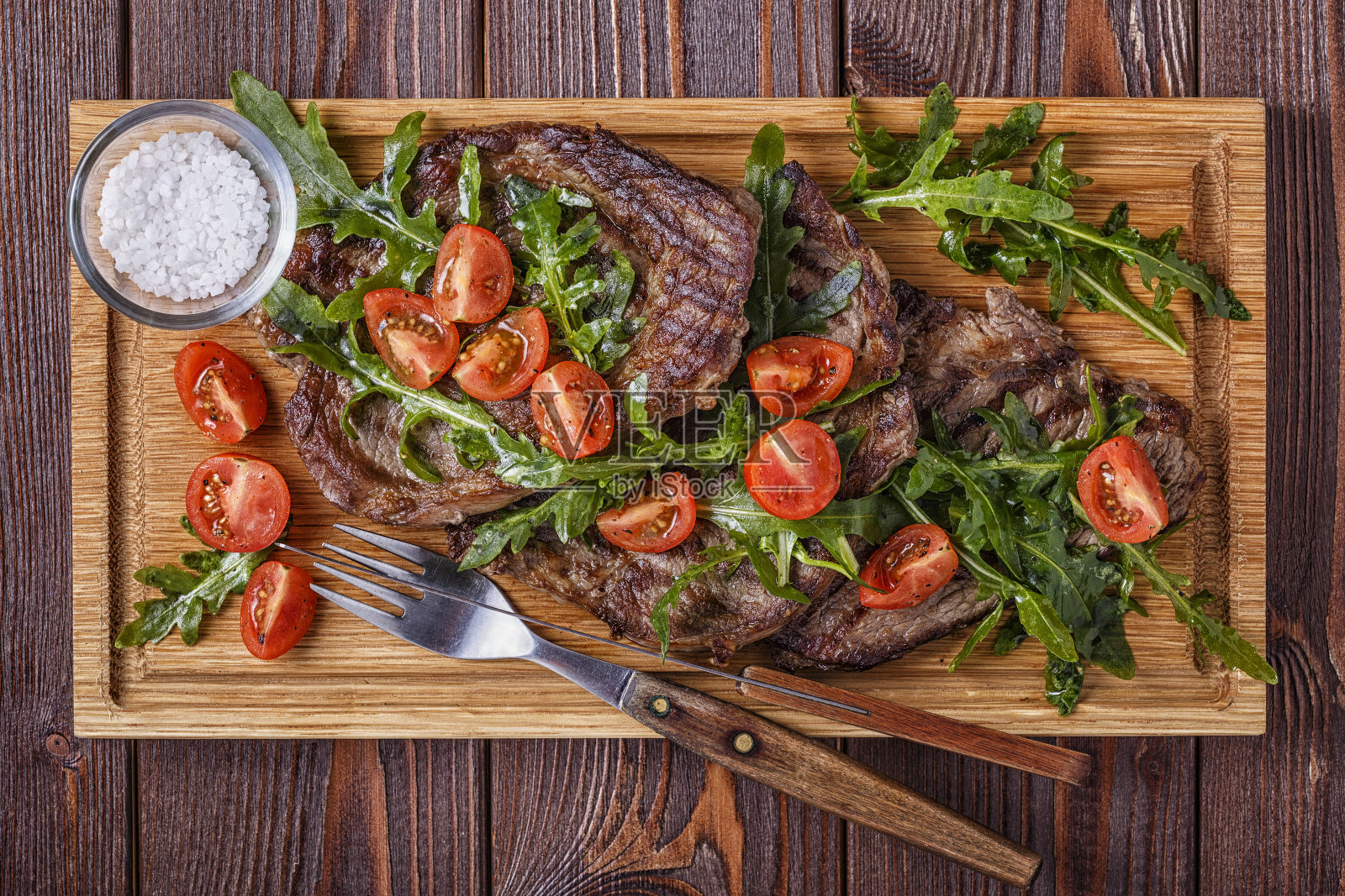 芝麻菜和番茄牛排。照片摄影图片