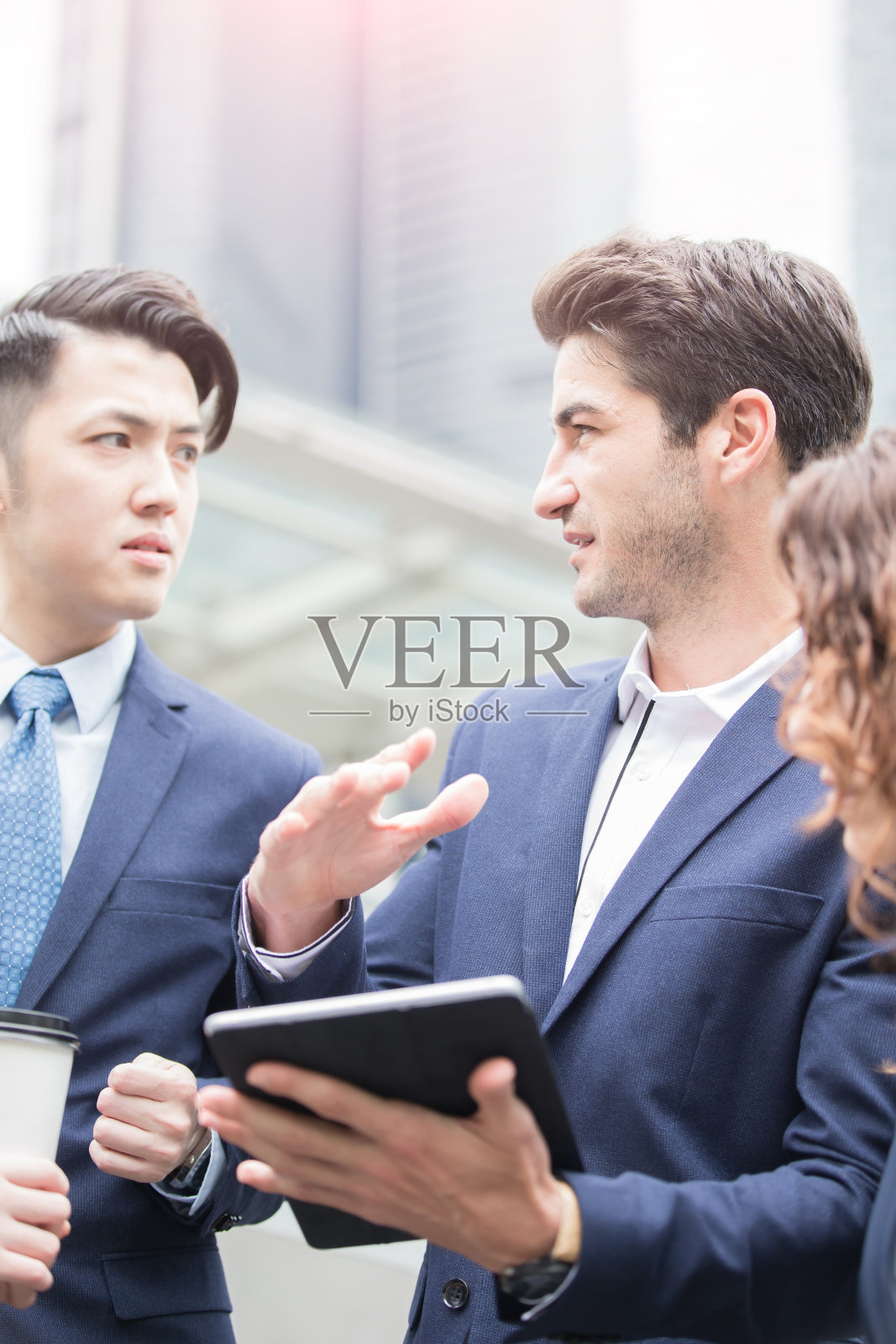 商人走在路上照片摄影图片