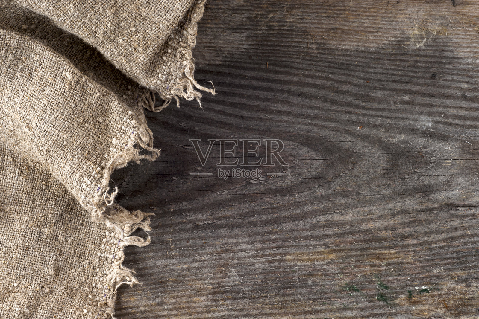 粗麻袋在木制背景上照片摄影图片