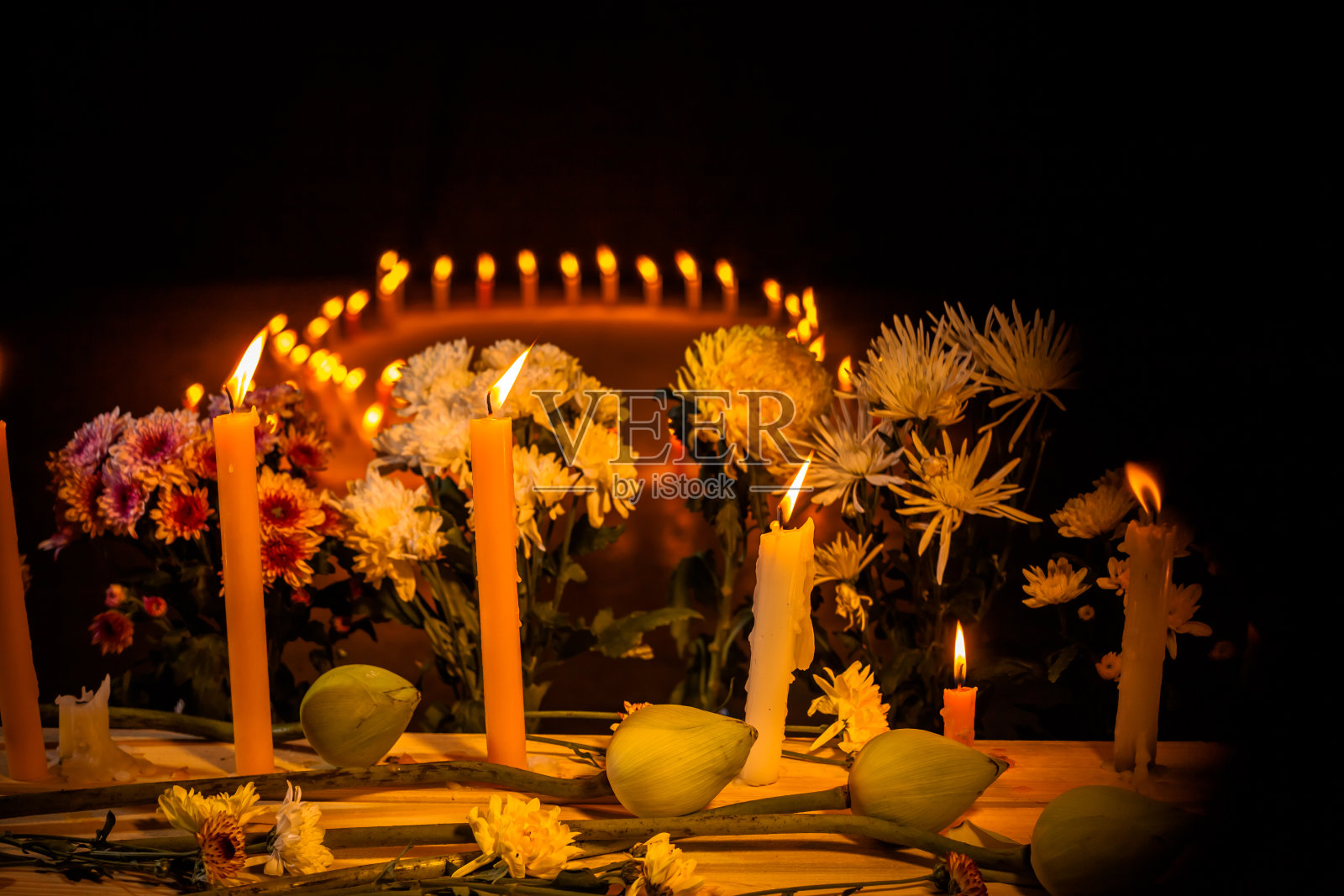 烛光看起来像国王的头照片摄影图片