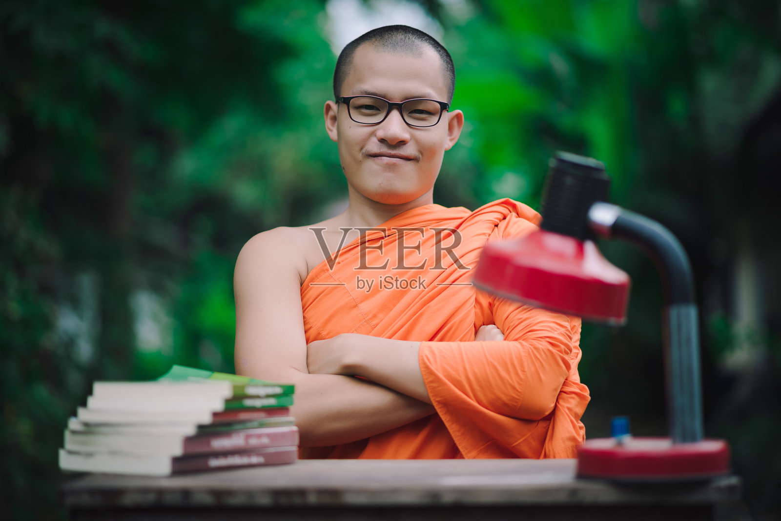 亚僧坐桌照片摄影图片