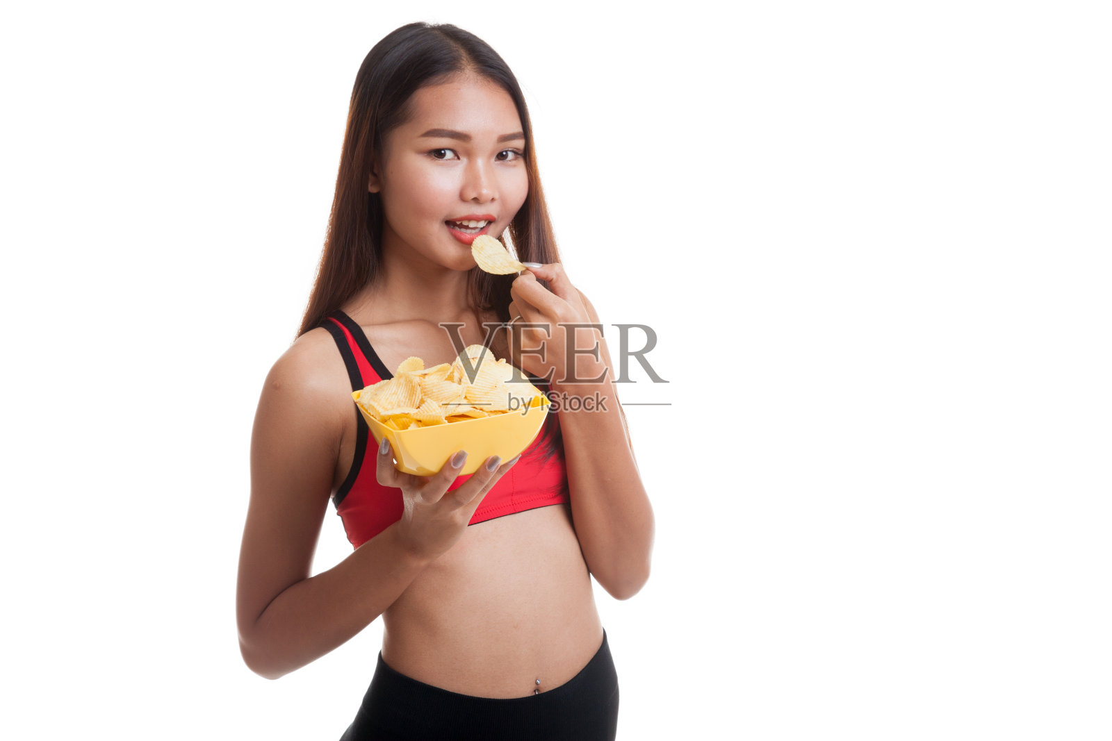 美丽的亚洲健康女孩吃薯片。照片摄影图片