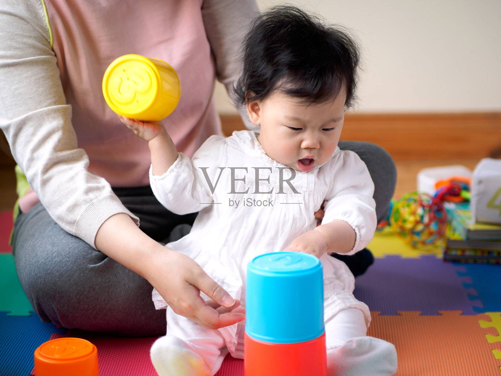 亚洲小女孩在玩叠杯游戏照片摄影图片