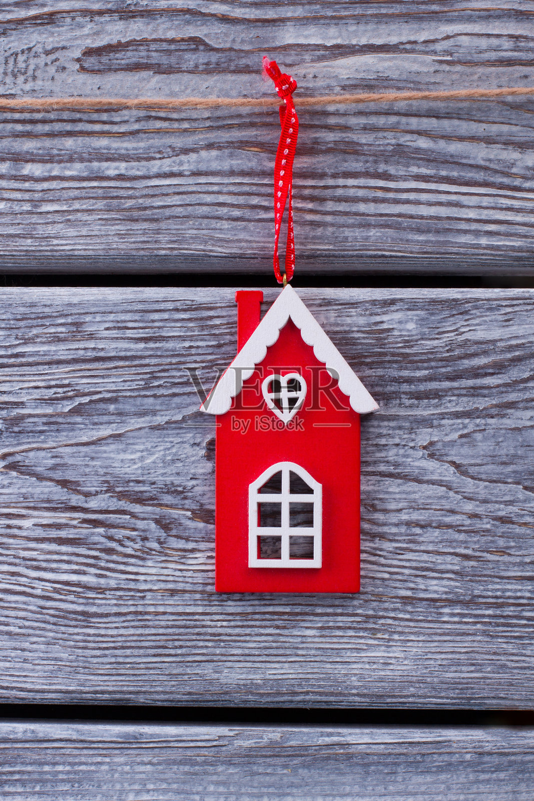 红色的房子模型。照片摄影图片