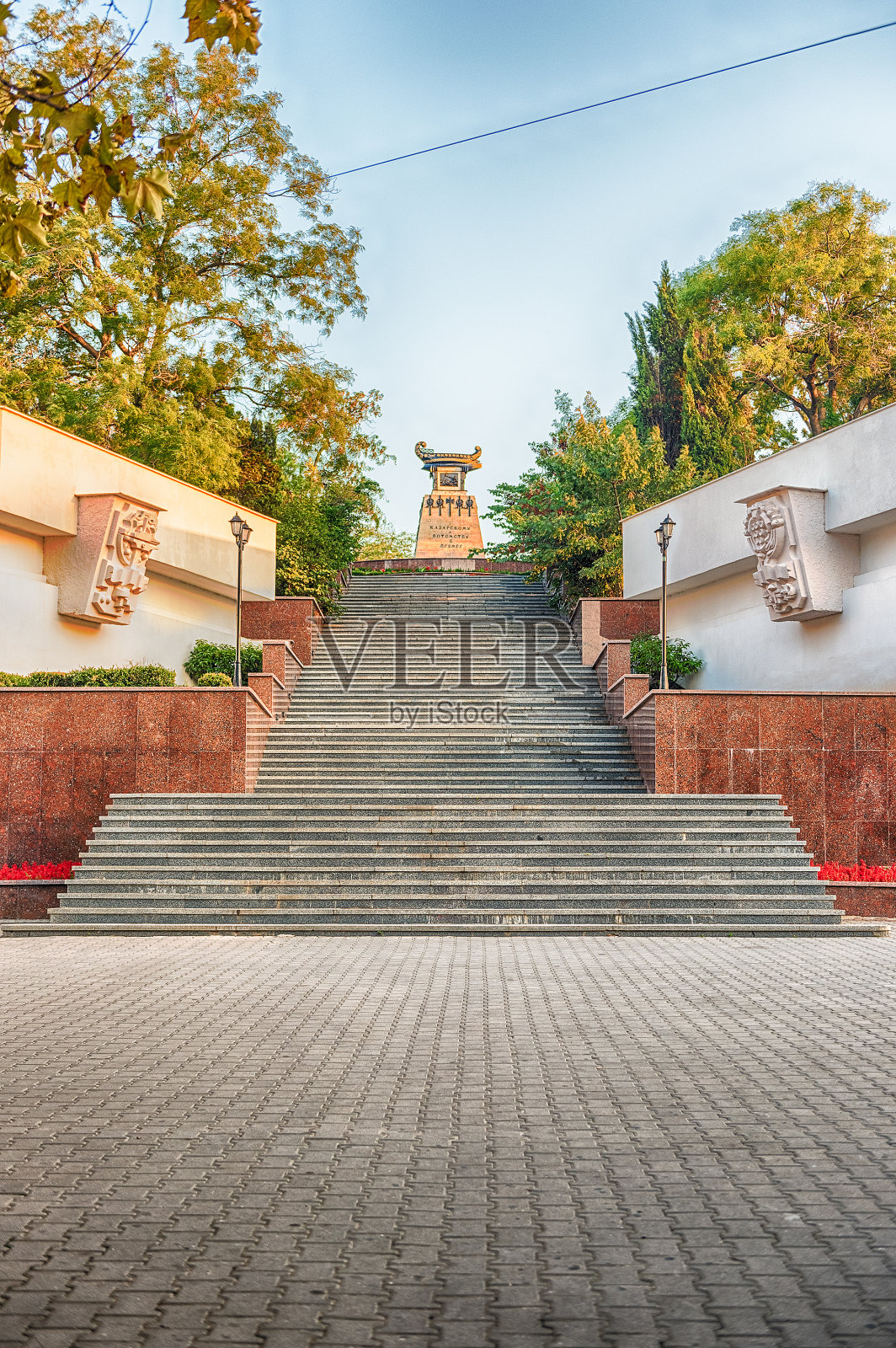 风景优美的楼梯到亚历山大卡扎尔斯基纪念碑，塞瓦斯托波尔，克里米亚照片摄影图片